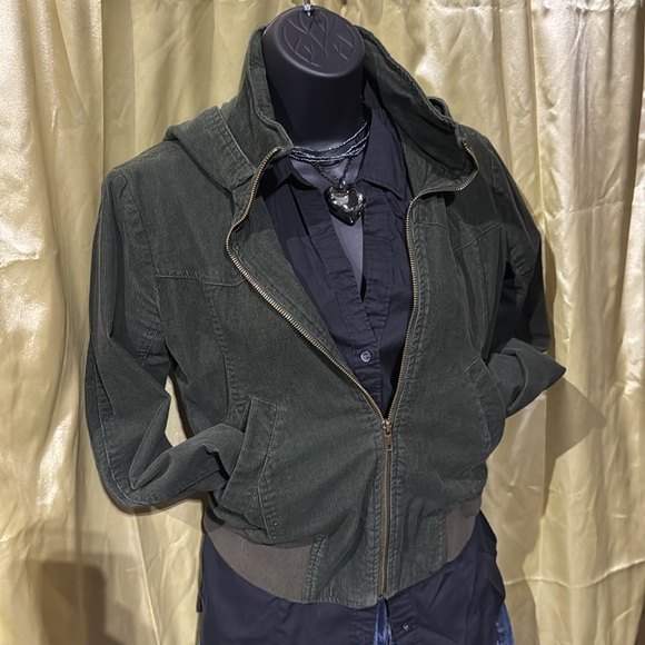 Basic Black Button Up - H & M size 8 - Picture 3 of 6